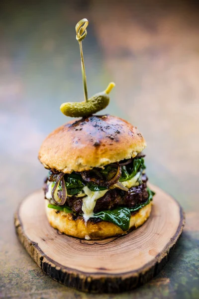 Hambúrguer de carne grelhada saborosa com alface espinafre e queijo azul s — Fotografia de Stock