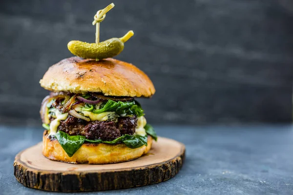 Смачний бургер з яловичини з салатом зі шпинату та синім сиром — стокове фото