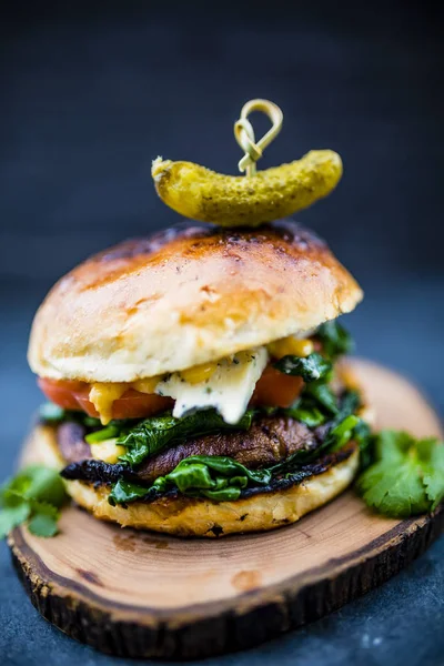 Sabrosa hamburguesa vegetariana a la parrilla Champignon con lechuga de espinacas — Foto de Stock