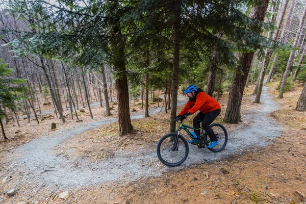 Mountainbike-cyklist ridning på cykel i tidig vår berg skog l — Stockfoto