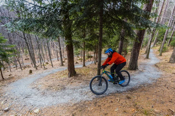 Mountain biker riding on bike in early spring mountains forest l — Stock Photo, Image