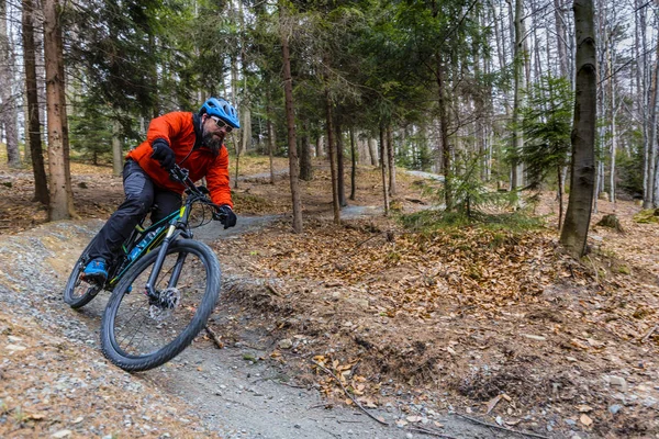Ciclista de montaña montando en bicicleta en el bosque de las montañas de primavera l — Foto de Stock