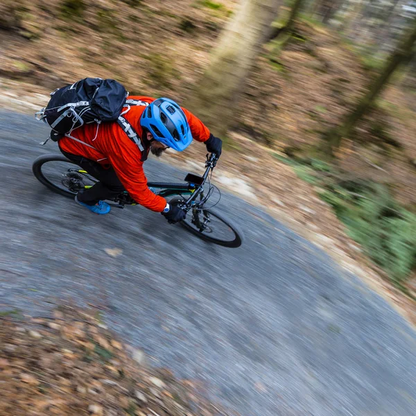 Mountainbike-cyklist ridning på cykel i tidig vår berg skog l — Stockfoto