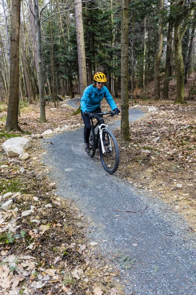 이른 봄 산 f에 자전거 타고 산 자전거를 타는 여자 — 스톡 사진