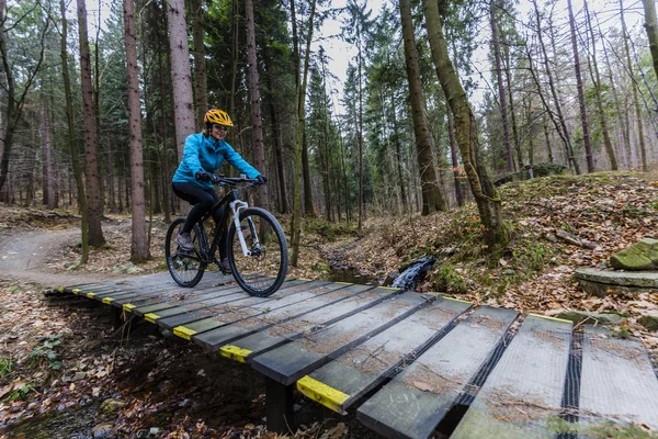 Górskie Kolarstwo kobiet jazda na rowerze w wczesną wiosną górach f — Zdjęcie stockowe