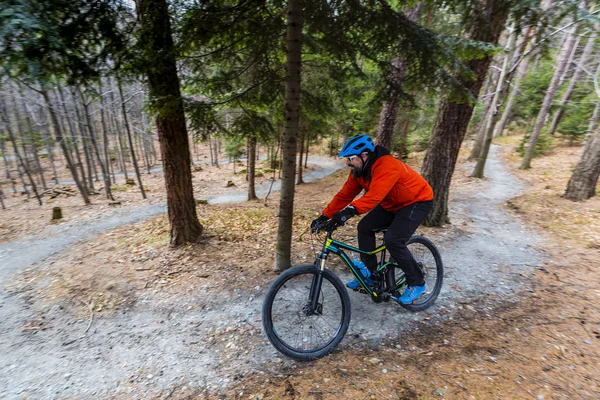 Mountain biker andar de bicicleta no início da primavera montanhas floresta l — Fotografia de Stock