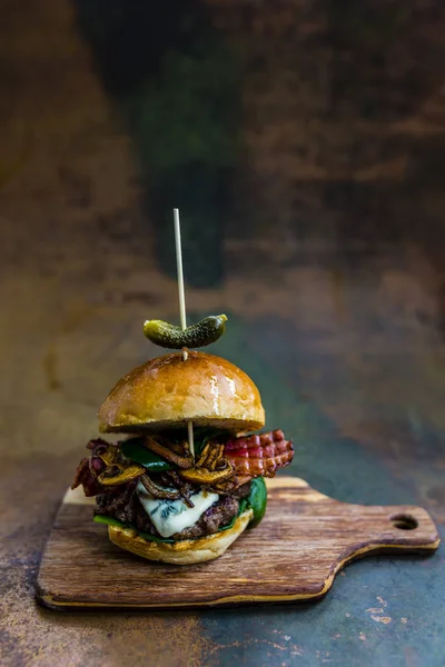 Hambúrguer de carne grelhada saborosa com alface espinafre e queijo azul s — Fotografia de Stock