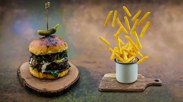 Hambúrguer de carne grelhada saborosa com alface espinafre e queijo azul s — Fotografia de Stock