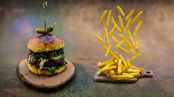 Hambúrguer de carne grelhada saborosa com alface espinafre e queijo azul s — Fotografia de Stock