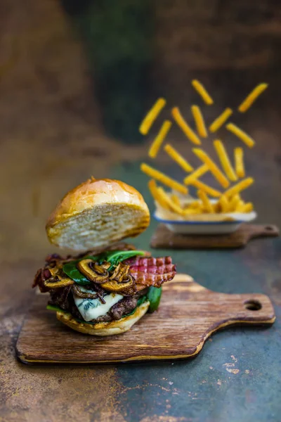 Leckere gegrillte Rindfleisch-Burger mit Spinatsalat und Blauschimmelkäse — Stockfoto