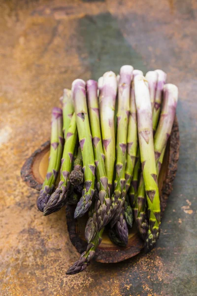 Bunch of fresh green asparagus on a rustic background. — Stock Photo, Image