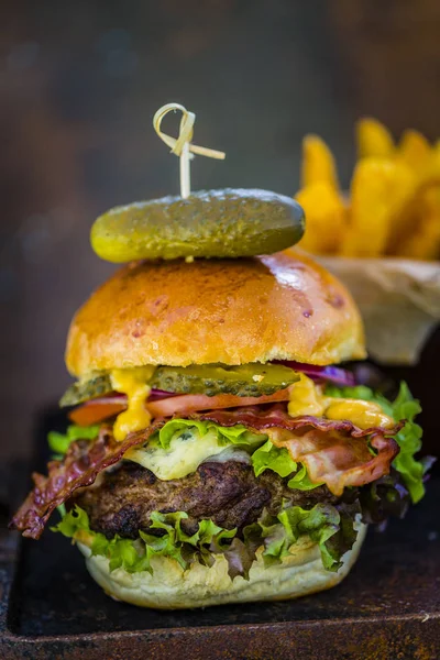 Leckere gegrillte Rindfleisch-Burger mit Spinatsalat und Blauschimmelkäse — Stockfoto