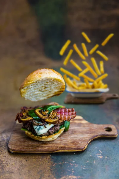 Leckere gegrillte Rindfleisch-Burger mit Spinatsalat und Blauschimmelkäse — Stockfoto
