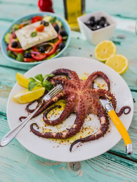 Prato de polvo grelhado com salada grega e vinho branco — Fotografia de Stock