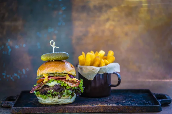 Sabrosa hamburguesa a la brasa con lechuga de espinacas y queso azul —  Fotos de Stock