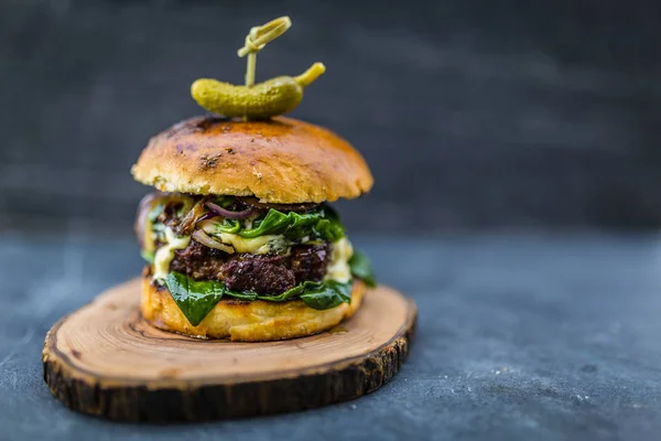 Chutné grilované hovězí burger s špenát salát a nivou s — Stock fotografie