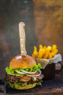 Lezzetli ızgara biftek burger ıspanak marul ve mavi peynir s