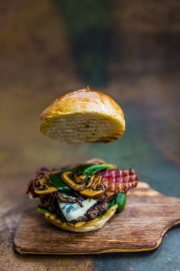 Lezzetli ızgara biftek burger ıspanak marul ve mavi peynir s