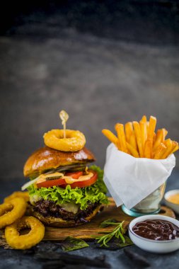 Lezzetli ızgara sırlı sığır eti burger marul ve peynir servis 