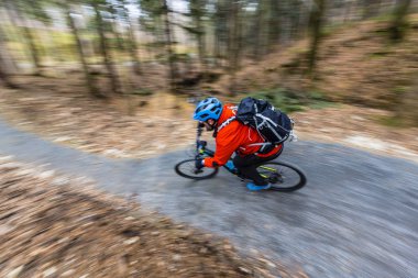 Erken ilkbaharda dağ orman l üzerinde Bisiklete binmek Mountainbiker