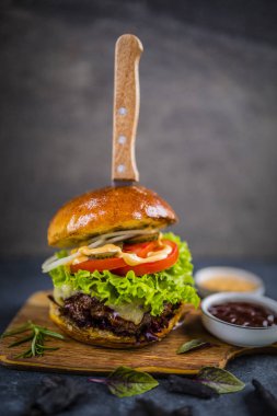 Lezzetli ızgara biftek burger ıspanak marul ve mavi peynir s