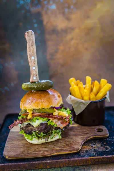 Sabrosa hamburguesa a la brasa con lechuga de espinacas y queso azul —  Fotos de Stock