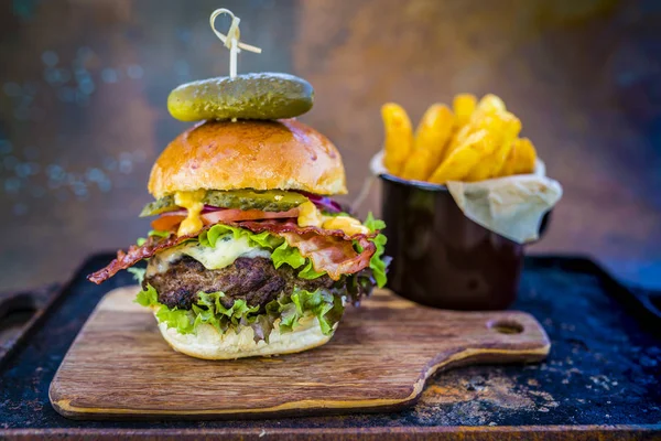 Délicieux burger de bœuf glacé grillé avec laitue aux épinards et bleu — Photo