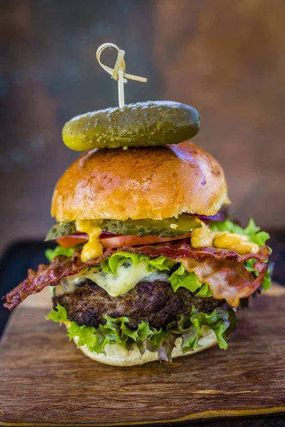 Lekkere gegrilde glazured rundvlees hamburger met spinazie sla en blauw — Stockfoto