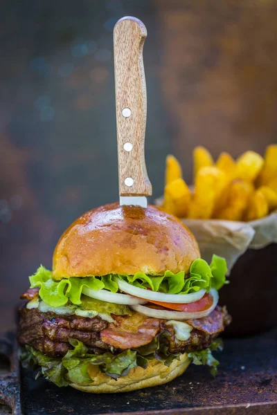 Lekkere gegrilde glazured rundvlees hamburger met spinazie sla en blauw — Stockfoto