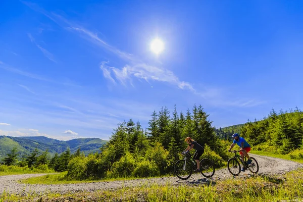 Mountain biking women and man riding on bikes in early spring — Stock Photo, Image