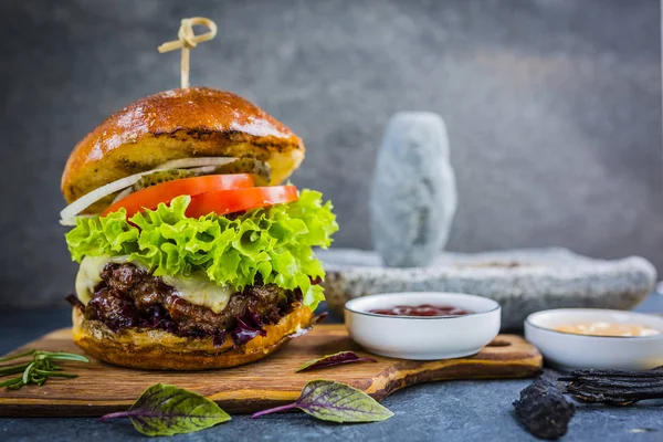 Saboroso hambúrguer de carne vitrificada grelhada com alface e queijo servido — Fotografia de Stock
