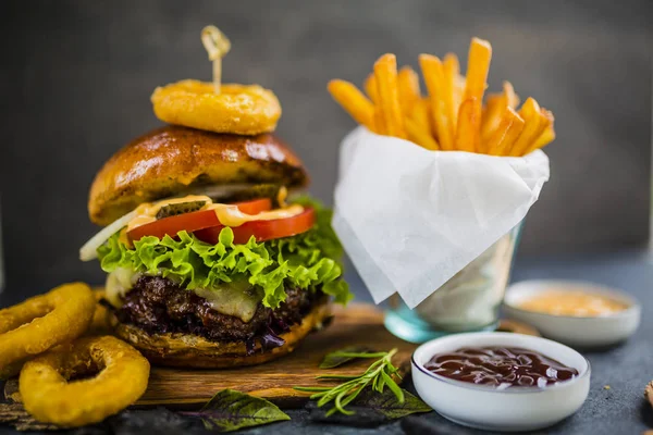 Podávány chutné grilované zasklené hovězí burger se salátem a sýrem — Stock fotografie