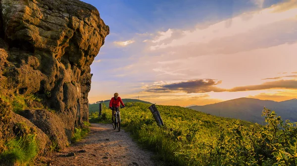 夏の山の森で自転車に乗って山自転車に乗る女性 — ストック写真