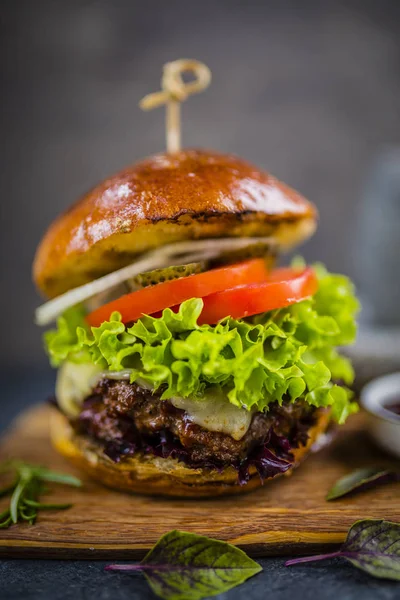 Lekker gegrild rundvlees hamburger met spinazie sla en blauwe kaas s — Stockfoto