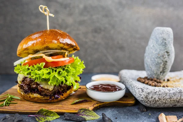 Leckere gegrillte glasierte Rindfleisch-Burger mit Salat und Käse serviert — Stockfoto
