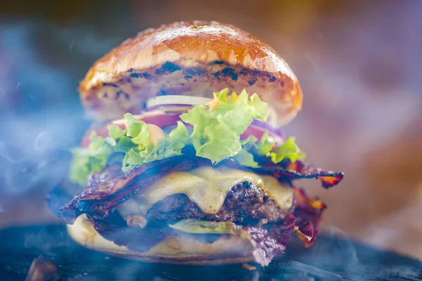 Sabroso ahumado a la parrilla y glaseado hamburguesa de ternera con lechuga, queso —  Fotos de Stock