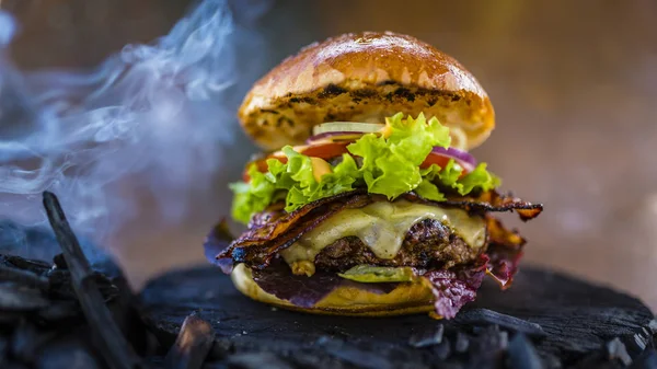 Sabroso ahumado y asado hamburguesa de ternera con lechuga, queso y ser —  Fotos de Stock