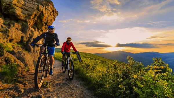 Жінки на гірських велосипедах і чоловік катаються на велосипедах ранньою весною — стокове фото