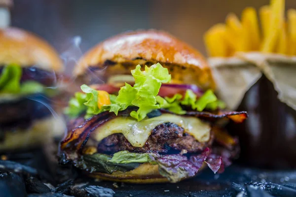 Heerlijke gerookte en gegrilde rundvlees hamburger met sla, kaas en worden — Stockfoto