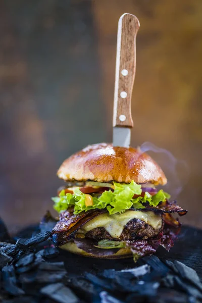 Sabroso ahumado a la parrilla y glaseado hamburguesa de ternera con lechuga, queso —  Fotos de Stock