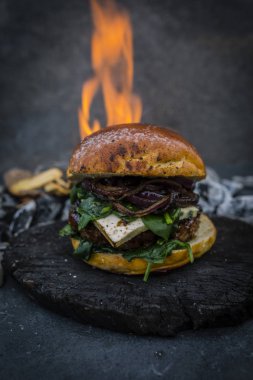 Lezzetli füme Dana burger