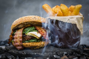Lezzetli füme ızgara ve sırlı biftek burger marul ile peynir