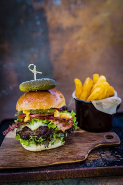 Lezzetli ızgara biftek burger ıspanak marul ve mavi peynir s