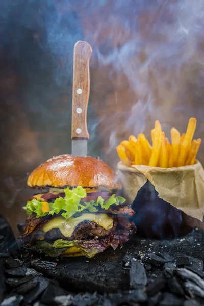 Tasty gerookt gegrild en geglazuurde rundvlees hamburger met sla, kaas — Stockfoto