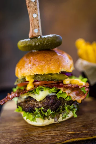 Sabrosa hamburguesa a la brasa con lechuga de espinacas y queso azul — Foto de Stock