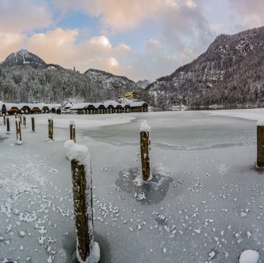 Donmuş göl Konigssee pastoral dağ sc ile güzel görünümü