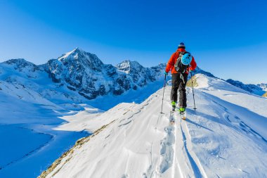Dağcı backcountry Kayak ile karlı bir sırt boyunca yürüyüş 