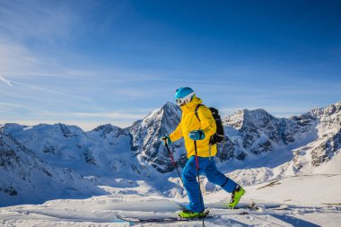 Dağcı backcountry Kayak ile karlı bir sırt boyunca yürüyüş 