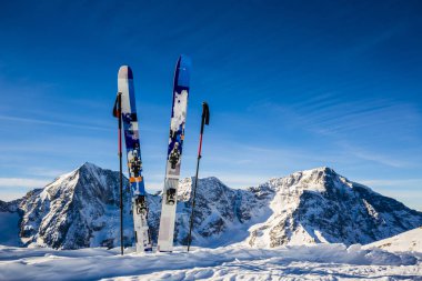 Kış sezonu, dağlar ve tur kayağı backcountry eş Kayak