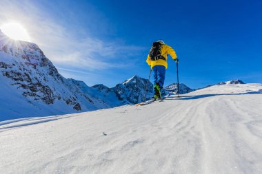 Dağcı backcountry Kayak ile karlı bir sırt boyunca yürüyüş 